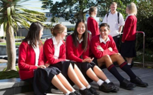 đồng phục du học sinh ở Canada