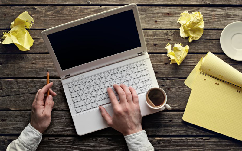 làm việc bên laptop