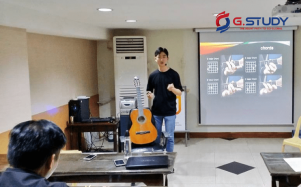 Học viên đang đứng thuyết trình với giáo viên