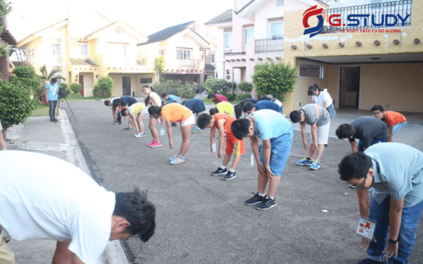 Du học sinh đang tập thể dục