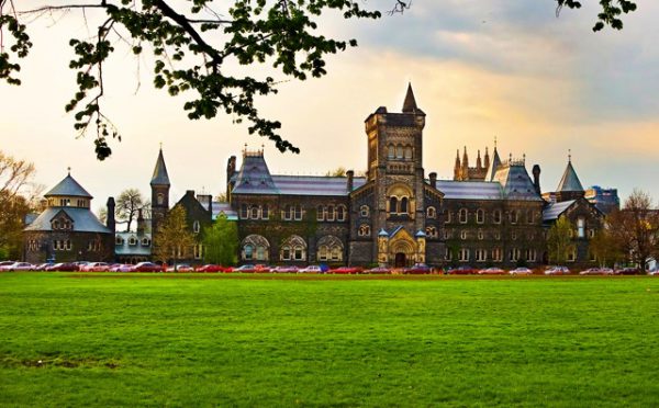 trường đại học tại Canada