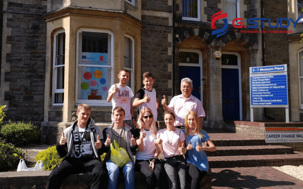 Giảng viên ở Wales-Language-Academy thân thiện như bạn học với du học sinh